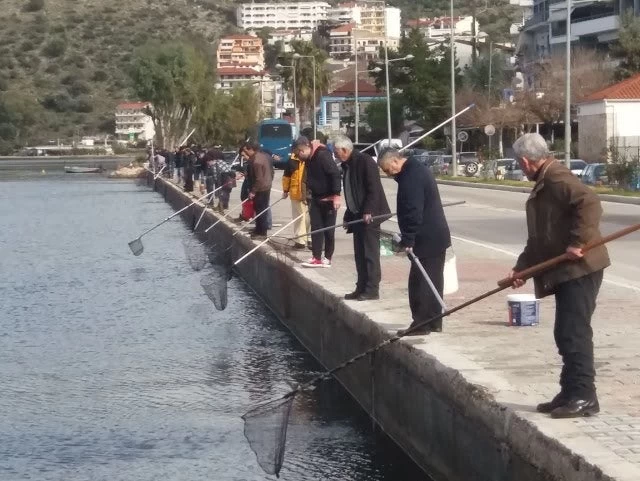 Η χαρά του ψαρά στην Αμφιλοχία – Γέμισε γαρίδες και γλώσσες η θάλασσα (βίντεο)